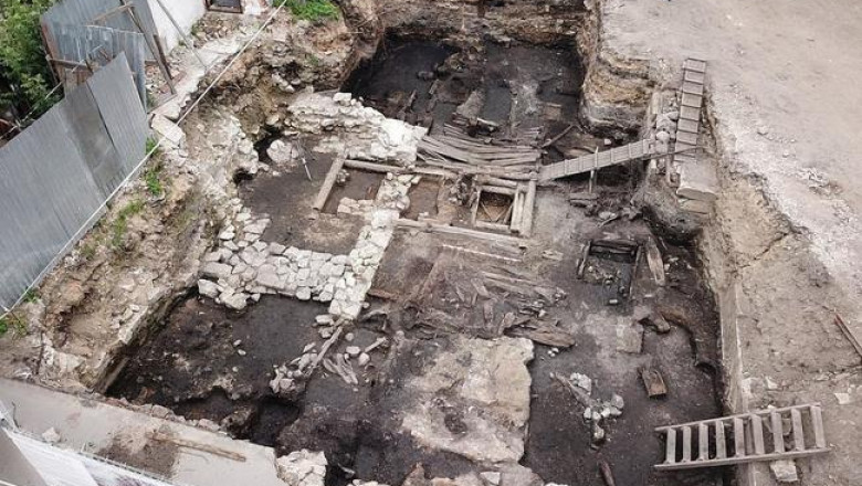 Археологи при раскопках в Пскове обнаружили древний «холодильник» XVII века