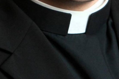 Колоратка: зачем католические священники носят белый «ошейник»
