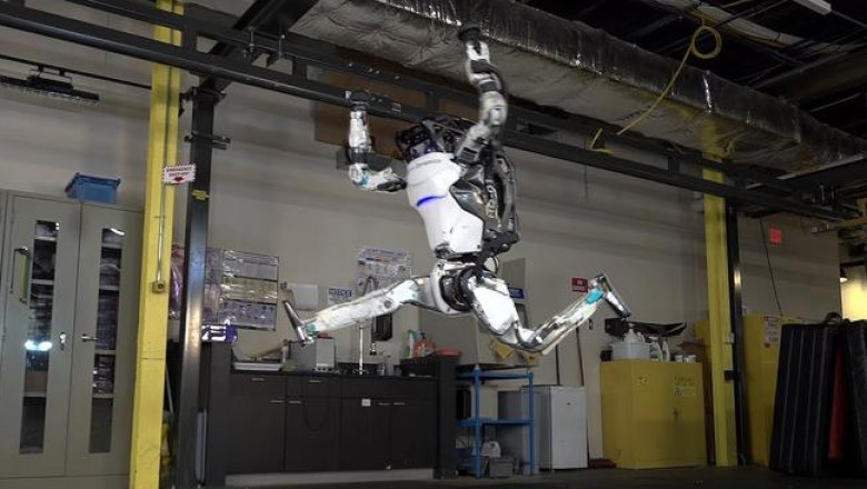 Инженеры компании Boston Dynamics научили робота гимнастическим упражнениям