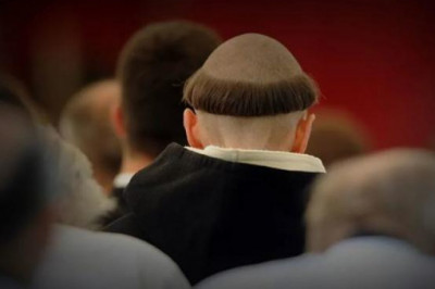 Зачем католические монахи выбривали макушки на голове