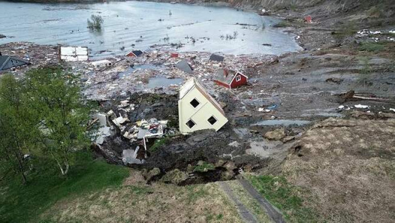 В Норвегии оползень уносит дома в море