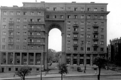 Зачем в жилом доме на Земляном валу сделали огромную 20-метровую арку