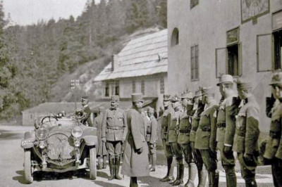 История по фотографии: император Австрии и король Венгрии Карл приветствует офицеров во время поездки на Юго-Западный фронт