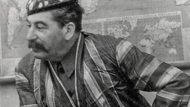 Сталин в узбекском халате и тюбетейке и Брежнев в бане: редкие фото советских лидеров в неформальной обстановке