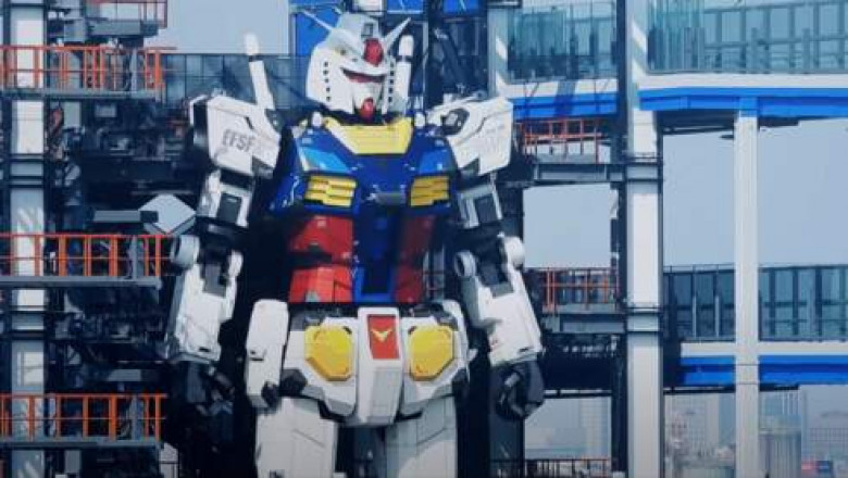 В Японии 18-метровый робот Gundam преклонил колено