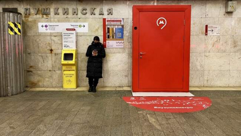 Что за странные красные двери появились на станциях московского метро, и почему они вызывают интерес