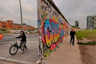 Берлинская стена: зачем ее построили и какое влияние она оказала на жизнь простых немцев