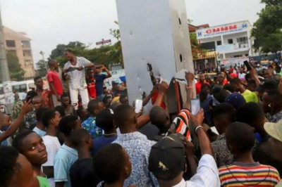 Загадочный металлический монолит появился в Конго, жители его сразу разрушили