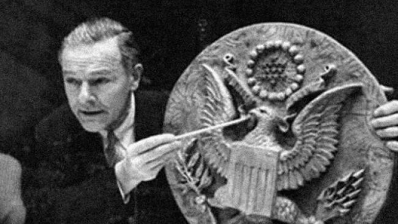 Американский герб на службе у КГБ: как пионерский подарок 7 лет шпионил в кабинете посла США