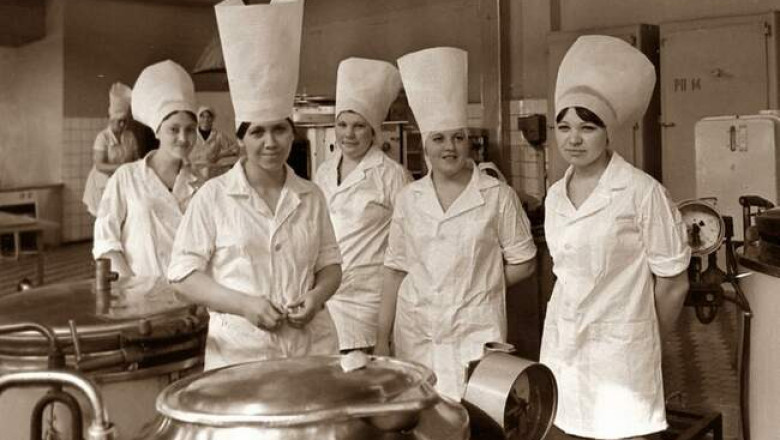 Cметана, разбавленная кефиром и кости вместо мяса: чем кормили в советских столовых и сколько это стоило