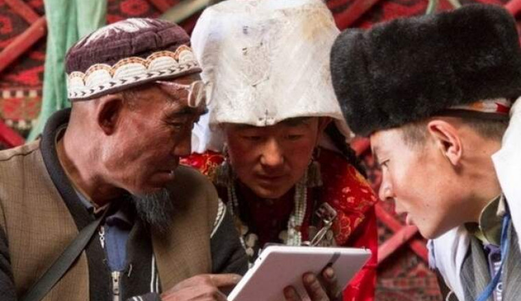 Зачем киргизам, живущим в горах, мобильные телефоны и планшеты, если там нет связи