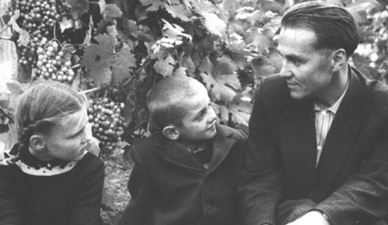 Сердце, отдававший детям: 8 важных идей Василия Сухомлинского о любви, семье и самовоспитании