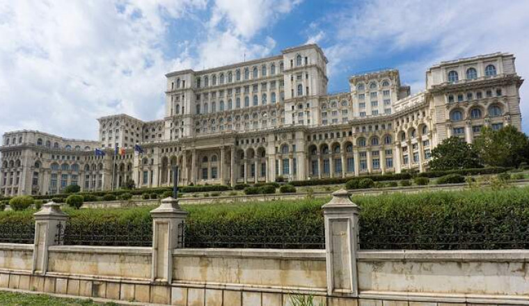 Дворец Чаушеску в Бухаресте: крупнейшее здание Европы, над которым работало 700 архитекторов