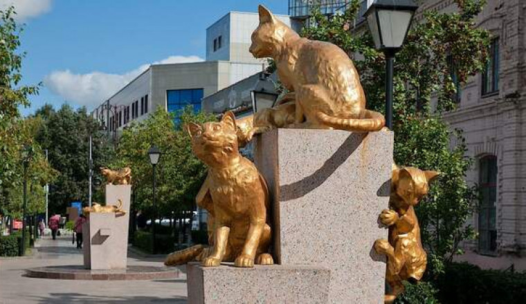 Кошки из металла и камня