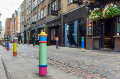 Дорожные столбики разных стран мира