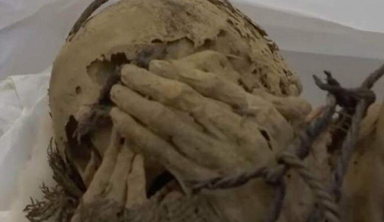 Археологи в Перу обнаружили странную мумию с руками на лице