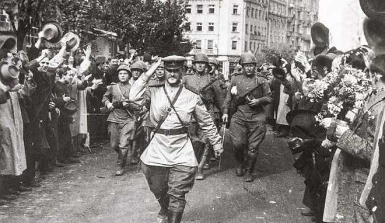 По каким европейским столицам прошла победоносная советская армия в 1945 году, и Как горожане встречали бойцов