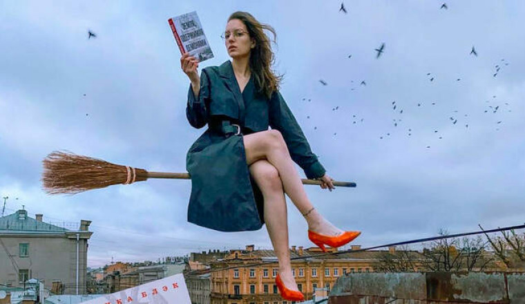 Как питерский книжный магазин косплеит обложки книг