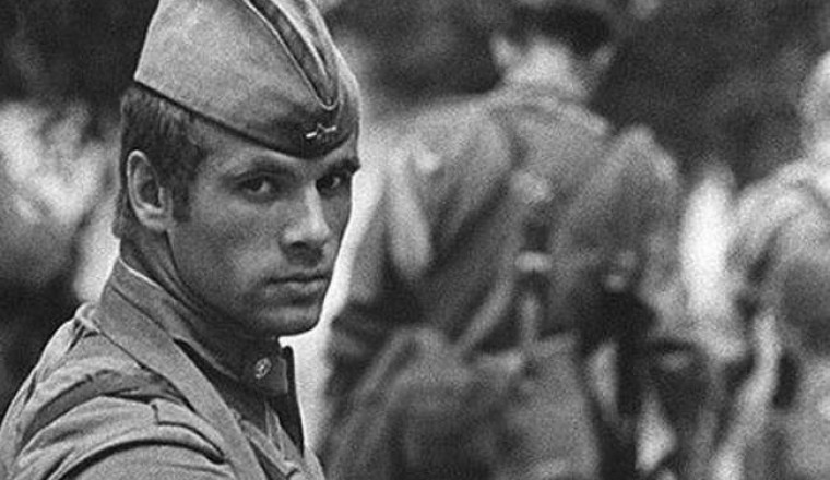 Как сложилась судьба советского солдата, чья фотография в 1976 году облетела весь мир
