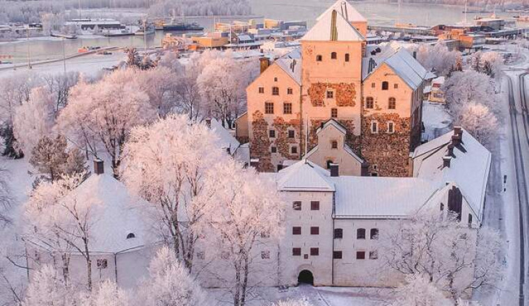 10 красивейших заснеженных городов Европы