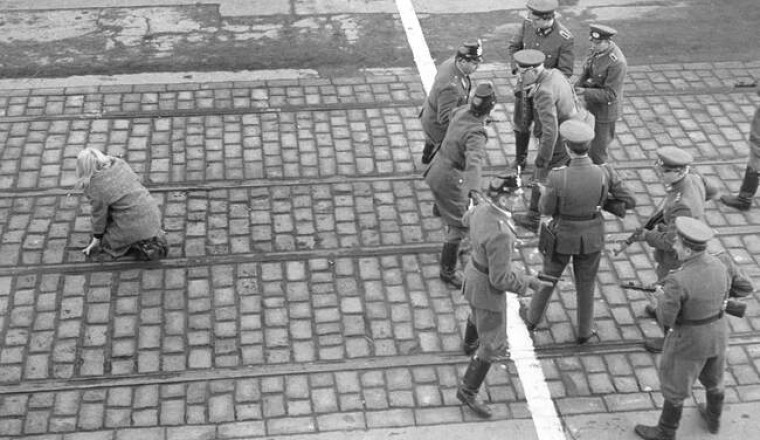 История одной фотографии: что не так с популярным в Сети кадром, на котором якобы запечатлена девушка, бежавшая 1955 году из ГДР в ФРГ