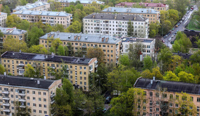 Как в СССР появились пятиэтажки и почему подъезды красили в зеленый или синий цвет