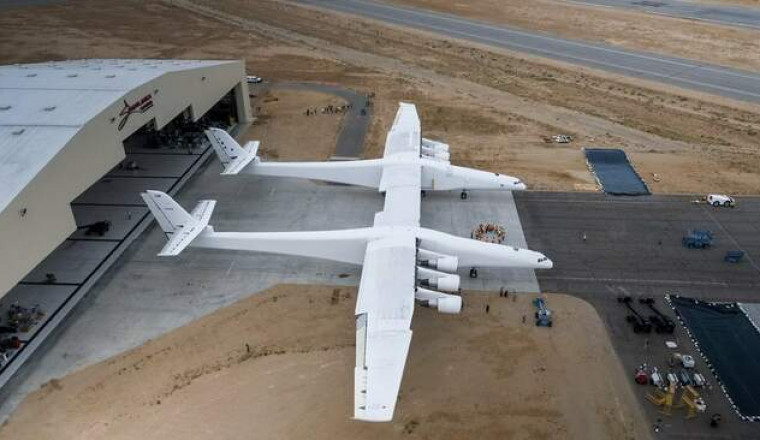 Гигантский самолет Stratolaunch провел почти 2 часа в небе над Калифорнией