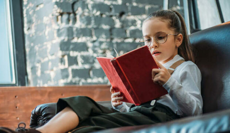 Какую книгу подарить девочке 10-12 лет?
