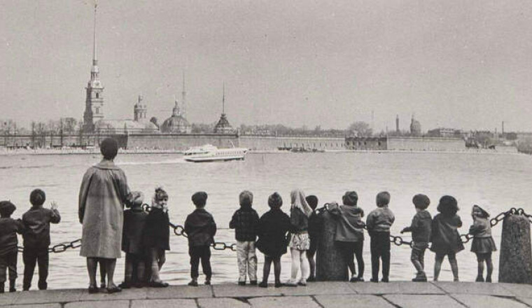 Романтика ленинградских улиц на черно-белых снимках советского фотографа Ильи Наровлянского