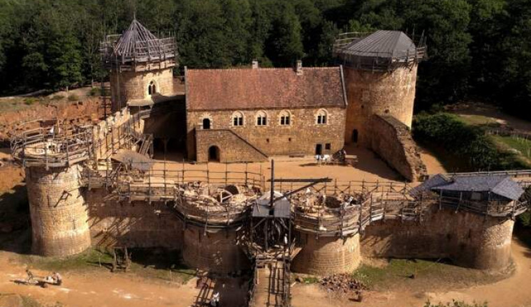 Как во Франции более 20 лет строят средневековый замок по старинной технологии