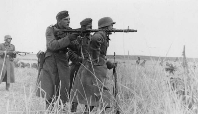Насколько правдивы фотографии, где немцы стреляют из пулемета MG с плеча товарища