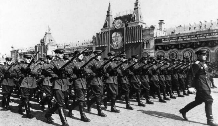 Как и почему Красная армия стала Советской?