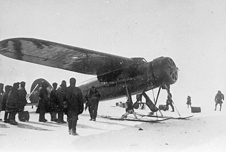 Операция «Воздушный мост»: подвиг семи соколов