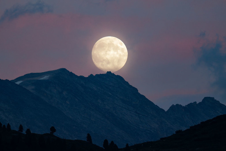 Почему Луна прячет вторую сторону?