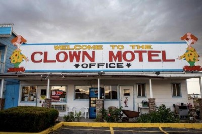 Мотель клоунов в Неваде, где вы сможете провести до жути веселые каникулы
