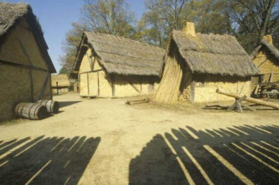 Как выглядели дома первых американских поселенцев: от примитивных вигвамов палеоиндейцев до деревенских жилищ европейских колонистов