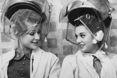 Ремонт капроновых колготок, бигуди из подручных средств и еще 7 бытовых хитростей от домохозяек СССР, которые не помешает знать и нам