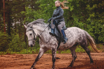 Почему дамы в прежние времена ездили на лошади боком, а не прямо