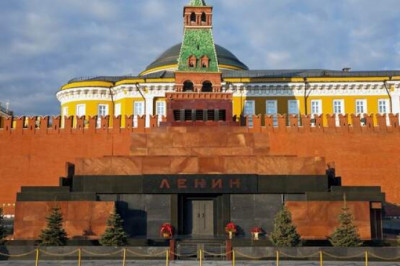 Почему с Красной площади до сих пор не убрали мавзолей и не захоронили Ленина