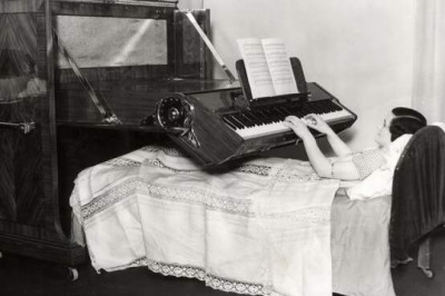 Фортепиано в постель и очки для чтения лежа: самые безумные изобретения прошлого