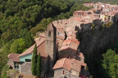 Кастельфольит-де-ла-Рока: как в Испании появился город на скале с единственной улицей