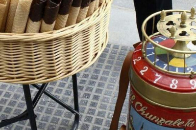 Испанские уличные торговцы едой более 130 лет торгуют кустарными сладостями, которые люди могут съесть только после того, как покрутят колесо рулетки