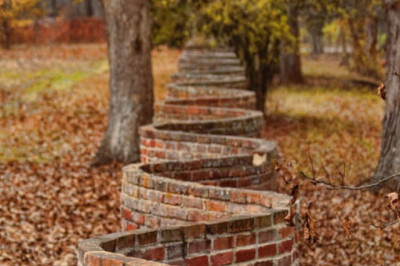 Зачем в прежние времена строили волнистые заборы?