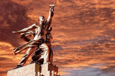 Как в СССР на смену религиозным признакам пришли революционные, и почему коллектив стал выше семьи