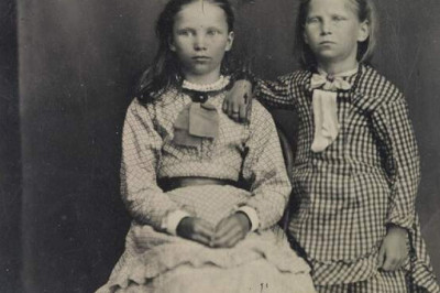 Почему раньше люди, когда фотографировались клали руку на плечо соседу или на какой-то предмет