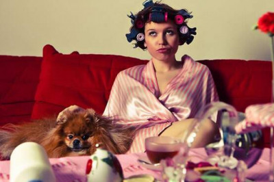 Любовь к телешоу и интерес к чужой личной жизни: 9 тревожных звоночков о том, что в женщине проснулась «тетка»