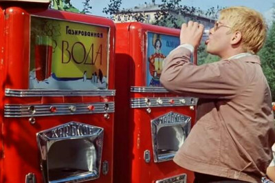 Вендинг по-советски: как в СССР появились автоматы с газировкой и какой курьез из-за них случился с Хрущевым в США