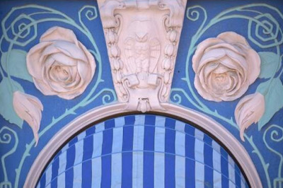 Почему в Санкт-Петербурге на фасадах старинных зданий много разных цветов и что они означают