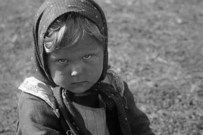 Полусиротка Машенька: что известно о девочке со старой фотографии, ставшей в наши дни героиней интернет-мемов