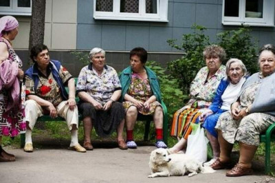 Совать нос в чужие дела и собирать всякий хлам: 10 стереотипных привычек старшего поколения, от которых надо срочно избавляться